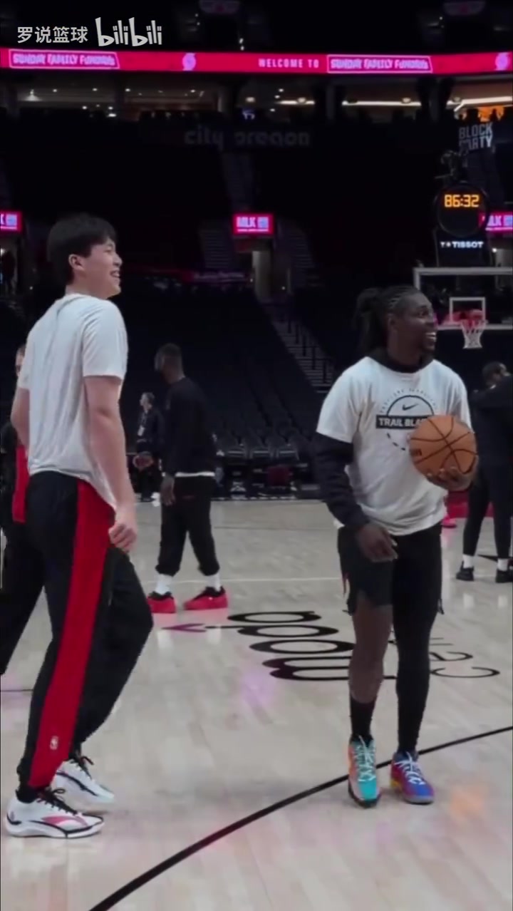 B体育入口-霍勒迪为杨瀚森三分训练打气  手舞足蹈并竖大拇指鼓励